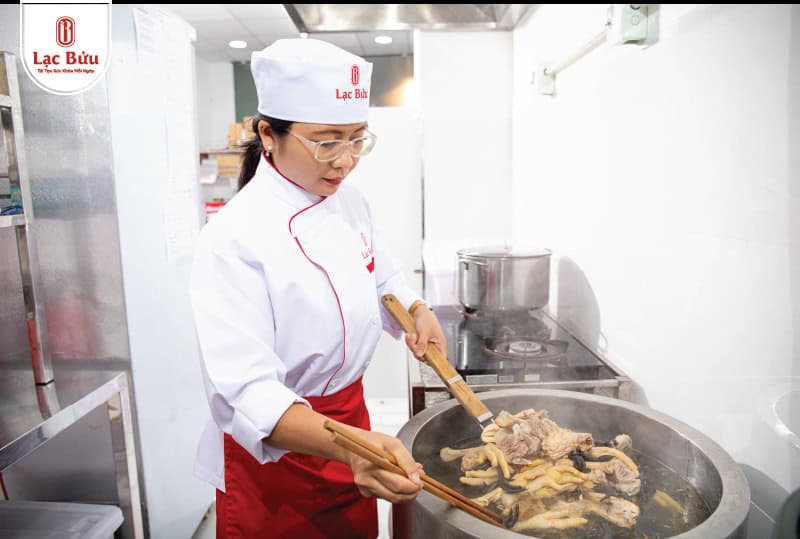 Đã tìm ra cách nấu canh gà hầm thuốc bắc của nhà hàng Lạc Bửu 2