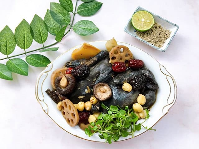 Hướng dẫn cách nấu gà ác hầm hạt sen tại nhà thơm ngon và bổ dưỡng
