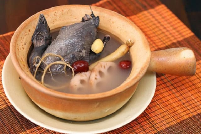 Hướng dẫn cách nấu gà ác hầm hạt sen tại nhà thơm ngon và bổ dưỡng 2 huong-dan-cach-ham-ga-ac-voi-hat-sen-thom-ngon-tai-nha-thom-ngon-va-bo-duong